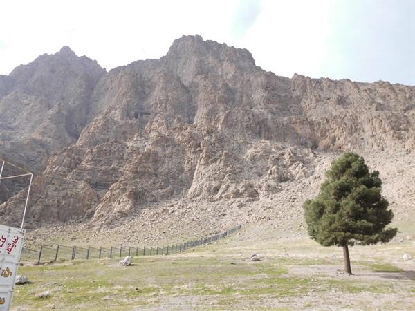 بازدید از چهار غار کوه بیستون در یک روزتوسط گروه سنگ نوردی دانشگاه علوم پزشکی کرمانشاه