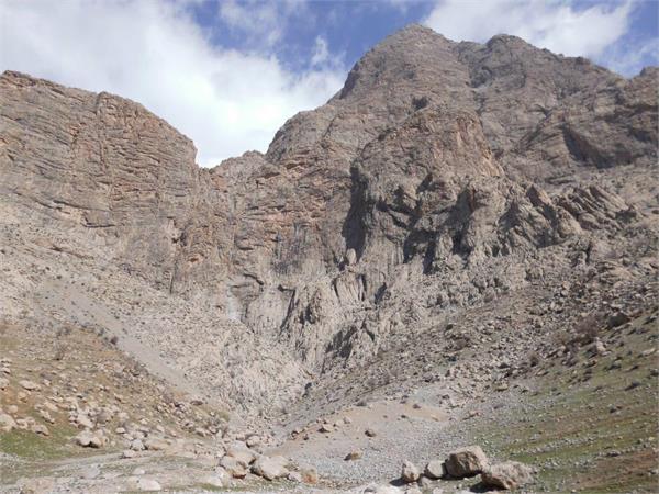 صعود قله بیستون زا توسط گروه کوهنوردی دانشگاه علوم پزشکی کرمانشاه