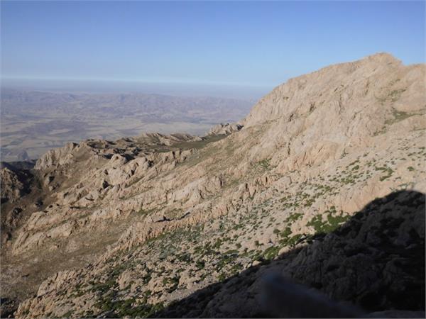 پیمایش خطالرأسی و صعود دو قله کوه پرآو در یک برنامه توسط گروه کوهنوردی دانشگاه علوم پزشکی کرمانشاه