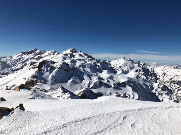 خلق تجربه کوه پیمایی زمستانی در پاییز با صعود به قله سفید پوش شاودالان توسط کوهنوردان دانشگاه علوم پزشکی کرمانشاه