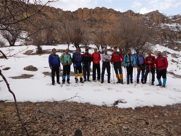 صعود کوهنوردان دانشگاه علوم پزشکی کرمانشاه در دهه مبارکه فجر به بام استان ایلام(قله کانی صیفی)